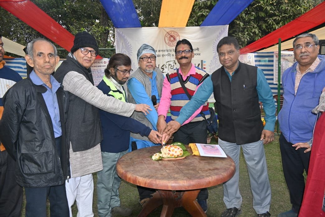 কলকাতা প্রেস ক্লাব প্রাঙ্গনে গ্রামীণ শিল্পের প্রদর্শনী ও লোকসংস্কৃতি উৎসবে নজর কাড়ছে সুকুমার মোদকের নানা স্বাদের মিষ্টি।