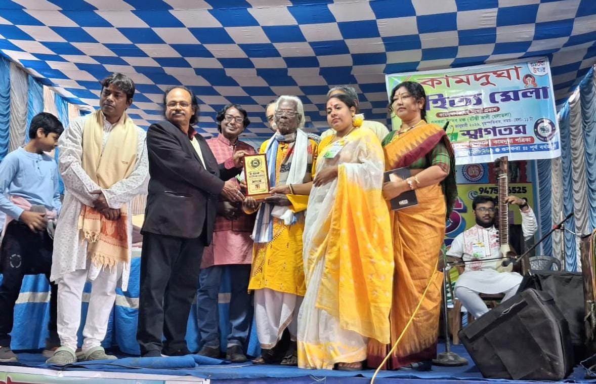 কামদুঘা পত্রিকার সাহিত্য সভায় নক্ষত্র সমাবেশ। বন্দে মাতরম সম্মানের সবার হাতে গাছের চাড়া দেওয়া হয় গুসকরায়।