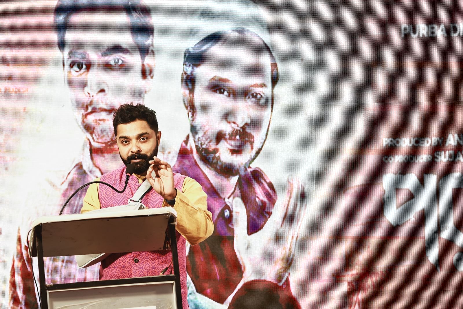 প্রকাশ্যে “পরবাসী ট্রেলার। ১৯৬০-এর দশকের পূর্ব পাকিস্তান (বর্তমান বাংলাদেশ)-এ ধর্মীয় নিপীড়নের এক ভয়াবহ চিত্র দেখা গেল ট্রেলার জুড়ে। প্রকাশ্যে “পরবাসী ট্রেলার। ১৯৬০-এর দশকের পূর্ব পাকিস্তান (বর্তমান বাংলাদেশ)-এ ধর্মীয় নিপীড়নের এক ভয়াবহ চিত্র দেখা গেল ট্রেলার জুড়ে।