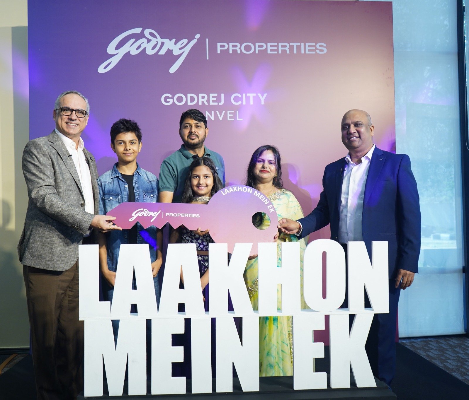Godrej Properties gifts a free home to a Mumbai based family on the occasion of achieving 1,00,000 home sales…