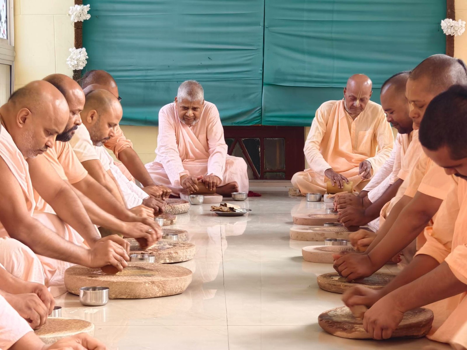 বাগবাজার গৌড়ীয় মঠে শুরু ‘চন্দনযাত্রা’ মহোৎসব….. বাগবাজার গৌড়ীয় মঠে শুরু ‘চন্দনযাত্রা’ মহোৎসব…..