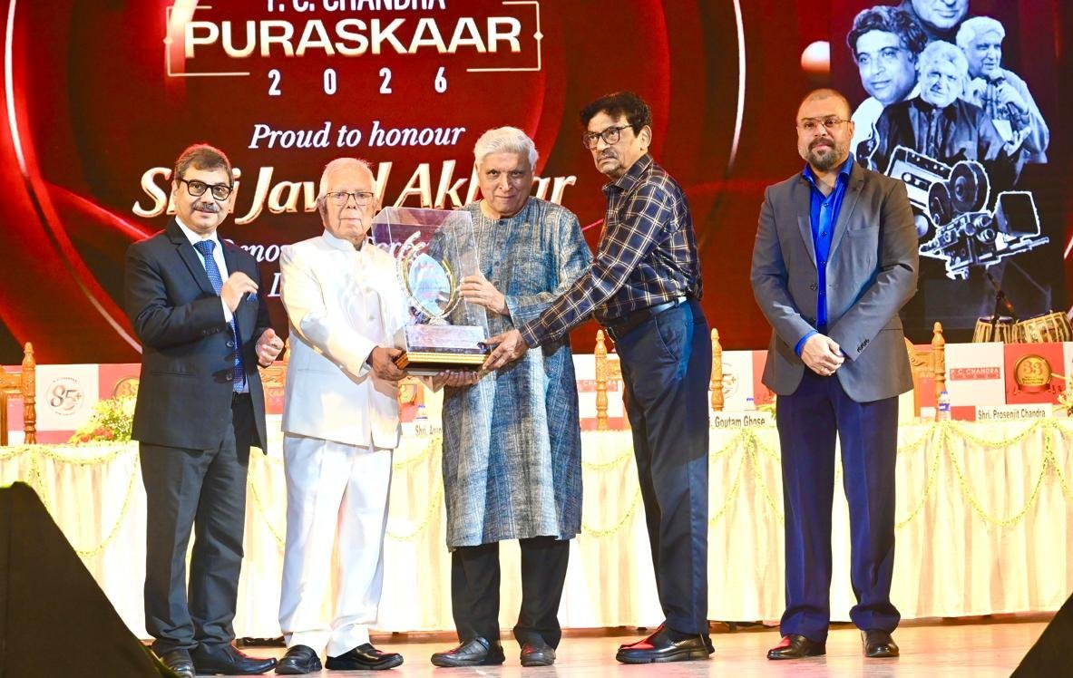 পি.সি. চন্দ্র জুয়েলার্স এর মূল সংস্থা, পি.সি. চন্দ্র গ্রুপ, ভারতীয় সাহিত্য জগতের এক উজ্জ্বল নক্ষত্র শ্রী জাভেদ আখতার কে ৩৩তম পি.সি. চন্দ্র পুরস্কারেসম্মানিত।