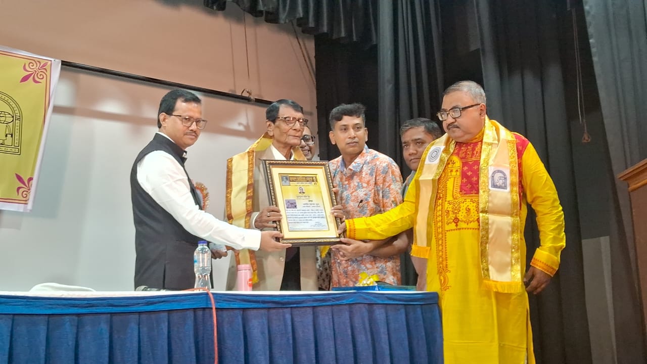 ‘লিগ্যাল এইড সার্ভিসেস’ এর পোস্ট গ্রাজুয়েট ডিপ্লোমা শংসাপত্র প্রদান ও স্মরণিকা প্রকাশ…