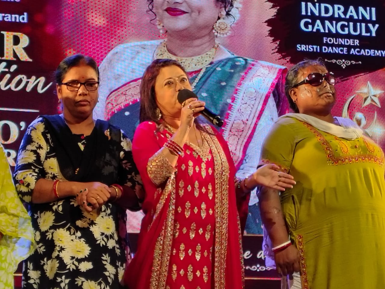 নৃত্যের দুই দশক পূর্তিতে মানবিকতার বার্তা, ইন্দ্রাণী গাঙ্গুলীর -এর বিশেষ উদ্যোগ।অ্যাসিড-আক্রান্ত, পথশিশু ও তৃতীয় লিঙ্গের মানুষদের পাশে দাঁড়িয়ে সমাজের মূলস্রোতে ফেরানোর উদ্যোগ — সম্মানিত হলেন সমাজের বিভিন্ন ক্ষেত্রে সফল গুণী ব্যক্তিত্বরাও