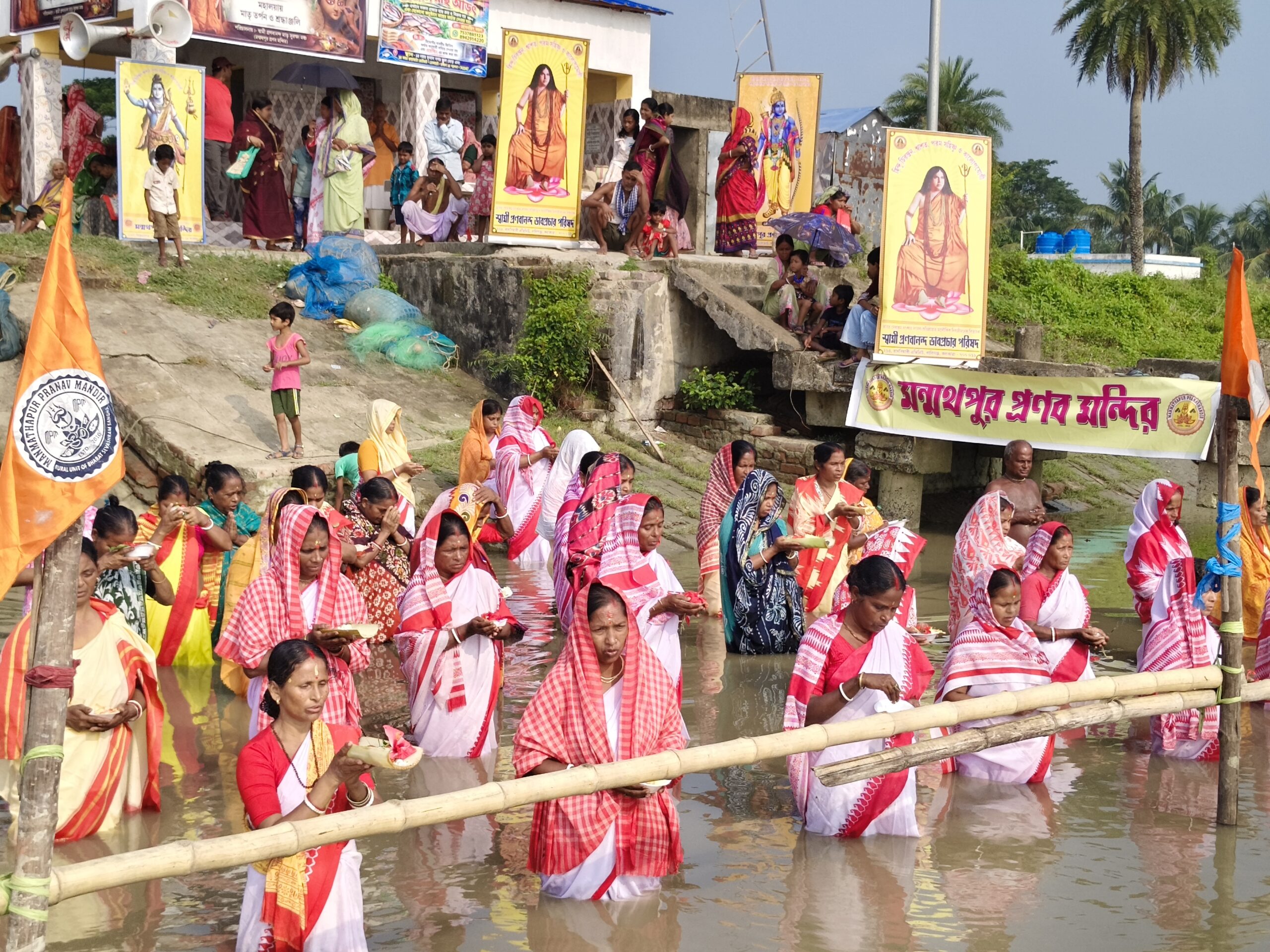 মহালয়ার পুন্যভোরে কালনাগিনী নদীবক্ষে মহিলাদের অভিনব তর্পণ….