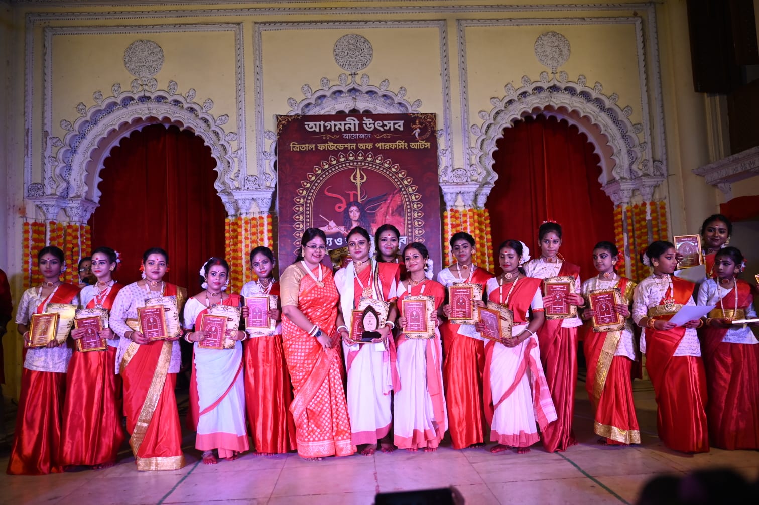 কলকাতার ঐতিহাসিক শোভাবাজার রাজবাড়ির নাটমন্দিরে সুর, নৃত্য ও আবৃত্তির মেলবন্ধনে অনুষ্ঠিত হল ত্রিতাল ফাউন্ডেশন অফ পারফর্মিং আর্টস-এর শারদীয় সাংস্কৃতিক অনুষ্ঠান ‘আগমনী উৎসব’।